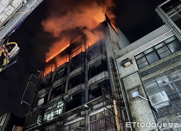 ▲桃園市某大樓5-8樓發生火警火勢猛烈。（圖／桃園警分局提供）