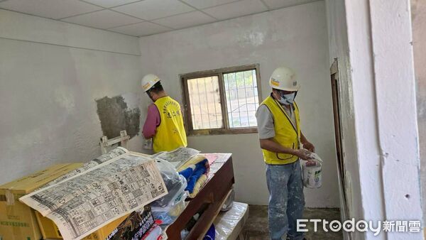 ▲台南做工行善團油漆工會志工前往官田區修繕卑南族長輩住家，齊心完成第322戶希望家園。（記者林東良翻攝，下同）