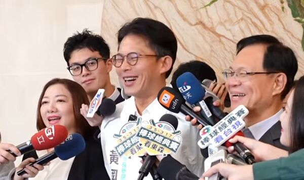 ▲黃國昌18日笑回民眾黨年終問題。（圖／翻攝自YouTube／民眾之聲）