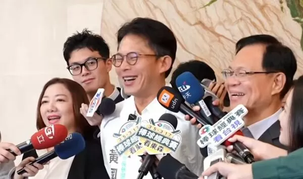 ▲黃國昌18日笑回民眾黨年終問題。（圖／翻攝自YouTube／民眾之聲）