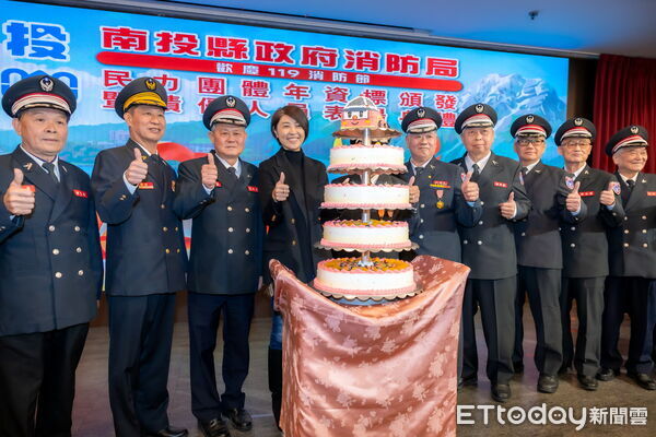 ▲南投縣消防局歡慶119消防節暨民力團體表揚，縣長許淑華親自頒獎致謝。（圖／南投縣政府提供）