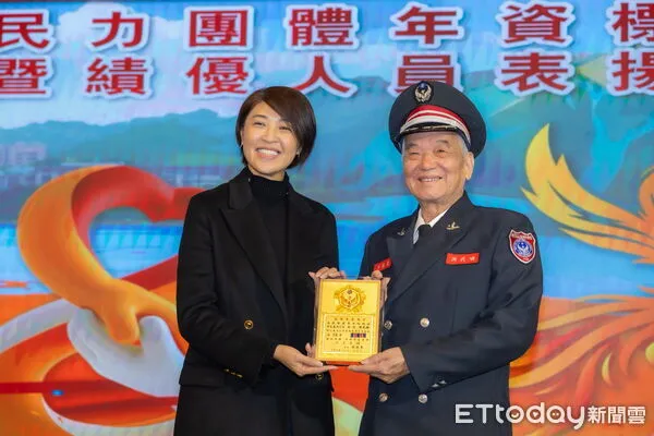 ▲南投縣消防局歡慶119消防節暨民力團體表揚，縣長許淑華親自頒獎致謝。（圖／南投縣政府提供，下同）