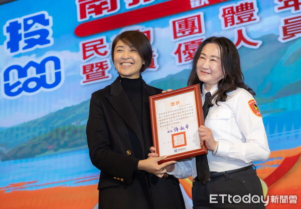 ▲南投縣消防局歡慶119消防節暨民力團體表揚，縣長許淑華親自頒獎致謝。（圖／南投縣政府提供）