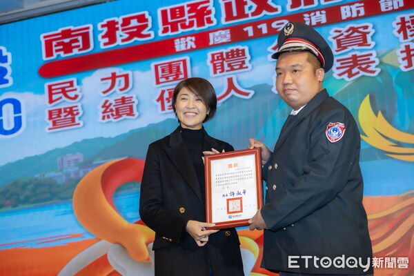 ▲南投縣消防局歡慶119消防節暨民力團體表揚，縣長許淑華親自頒獎致謝。（圖／南投縣政府提供）