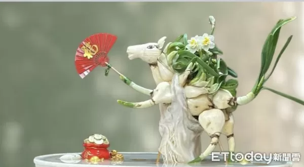 ▲台南山上花園水道博物館推出春節首波活動，邀水仙雕刻名師帶領民眾親手體驗傳統年節花藝。（記者林東良翻攝，下同）