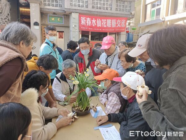 ▲台南山上花園水道博物館推出春節首波活動，邀水仙雕刻名師帶領民眾親手體驗傳統年節花藝。（記者林東良翻攝，下同）