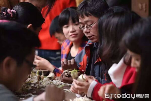 ▲台南山上花園水道博物館推出春節首波活動，邀水仙雕刻名師帶領民眾親手體驗傳統年節花藝。（記者林東良翻攝，下同）