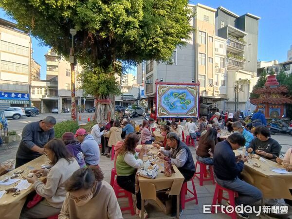▲台南山上花園水道博物館推出春節首波活動，邀水仙雕刻名師帶領民眾親手體驗傳統年節花藝。（記者林東良翻攝，下同）