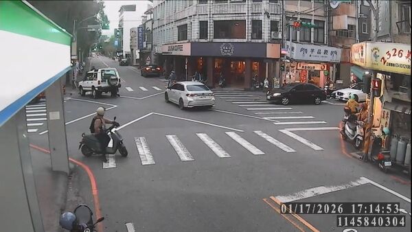 ▲▼拖吊車左轉時，遭拖吊的白色休旅車脫鉤滑出，撞上人行道安全柱。（圖／警方提供，下同）