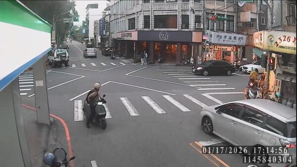 ▲▼拖吊車左轉時，遭拖吊的白色休旅車脫鉤滑出，撞上人行道安全柱。（圖／警方提供，下同）