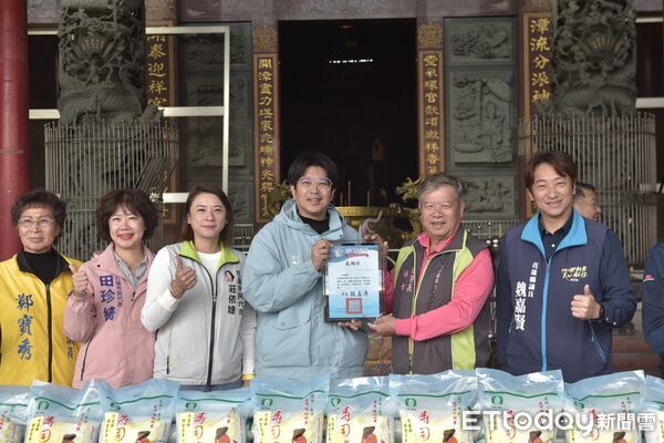 ▲▼花蓮縣開靈宮因開漳聖王旨示，年年舉辦冬令救濟公益善行，今年再度以開靈宮善心協會的名義捐出萬斤白米。（圖／花蓮市公所提供，下同）