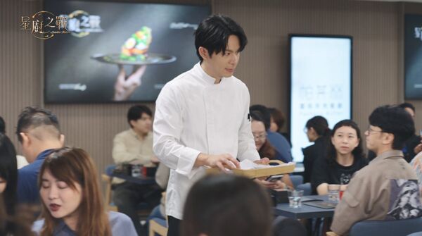 ▲▼林予晞（左起）、姚淳耀、胡宇威協助主廚比拚總冠軍。（圖／華視提供）