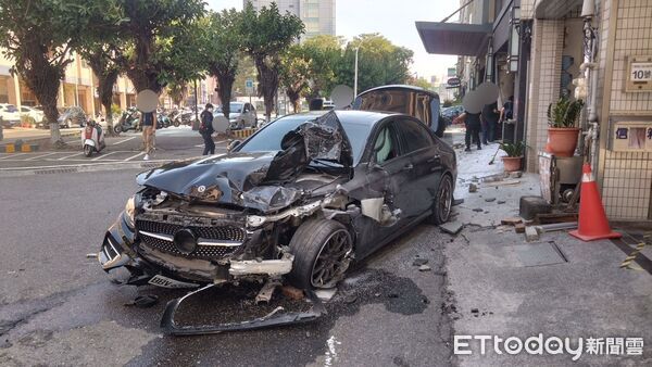 ▲▼台南黑賓士衝出停車場自撞。（圖／記者林東良翻攝）