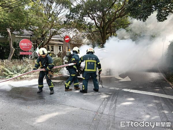 ▲北市陽明山18日中午發生火燒車意外，所幸車上兩人及時逃出並未受傷 。（圖／記者張君豪翻攝）