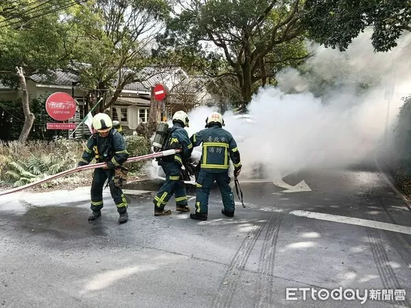 ▲北市陽明山18日中午發生火燒車意外，所幸車上兩人及時逃出並未受傷 。（圖／記者張君豪翻攝）
