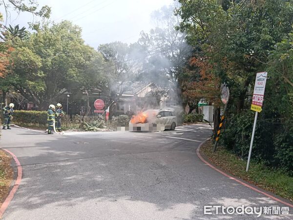 ▲北市陽明山18日中午發生火燒車意外，所幸車上兩人及時逃出並未受傷 。（圖／記者張君豪翻攝）