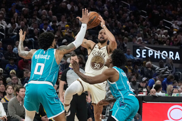 ▲金州勇士柯瑞（Stephen Curry）狀態平淡僅拿14分，但他開季至今已連續20場比賽至少命中2記三分球也締造聯盟紀錄。（圖／達志影像／美聯社）