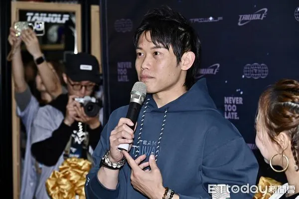 ▲▼台灣在地運動品牌「Taiwolf」首家實體店進駐台北大巨蛋,樂天桃猿投手陳冠宇出席開幕儀式。（圖／記者李毓康攝）