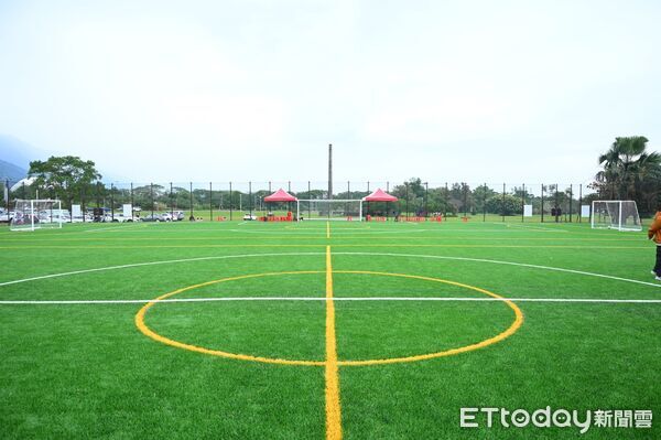 ▲▼花蓮市公所斥資4千萬，花蓮佐倉八人制足球場完工啟用。（圖／花蓮市公所提供，下同）