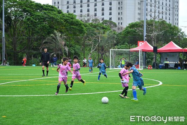 ▲▼花蓮市公所斥資4千萬，花蓮佐倉八人制足球場完工啟用。（圖／花蓮市公所提供，下同）