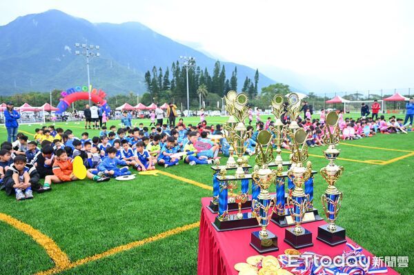 ▲▼花蓮市公所斥資4千萬，花蓮佐倉八人制足球場完工啟用。（圖／花蓮市公所提供，下同）