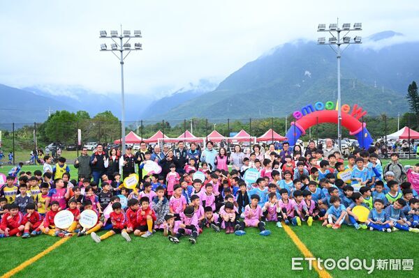 ▲▼花蓮市公所斥資4千萬，花蓮佐倉八人制足球場完工啟用。（圖／花蓮市公所提供，下同）
