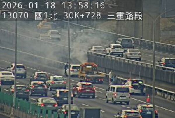 ▲▼國道賓士火燒車。（圖／翻攝國道監視器）