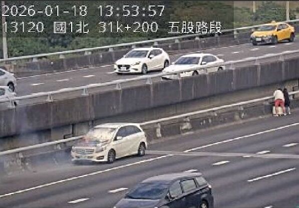 ▲▼國道賓士火燒車。（圖／翻攝國道監視器）