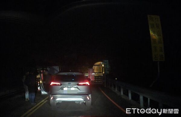 ▲徐姓男子姑姑病危但受困道路管制，暖警協調放行助返鄉。（圖／新城警分局提供）