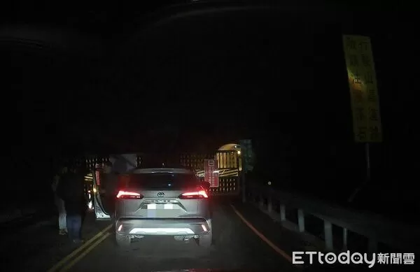 ▲徐姓男子姑姑病危但受困道路管制，暖警協調放行助返鄉。（圖／新城警分局提供）