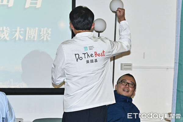 ▲▼黃國昌出席民眾黨「松信夥伴見面會」，席間特別秀出身上寫著「新北市長參選人黃國昌」的競選夾克。（圖／記者李毓康攝）