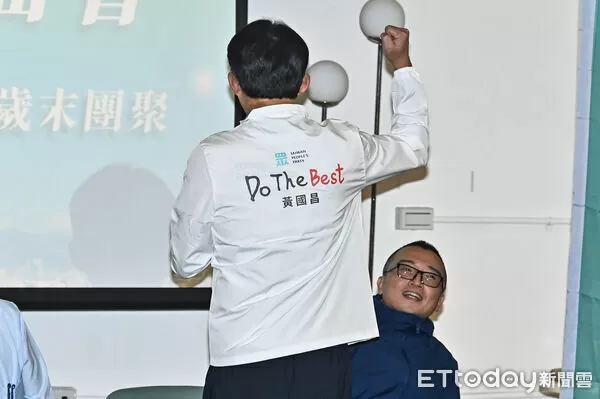 ▲▼黃國昌出席民眾黨「松信夥伴見面會」，席間特別秀出身上寫著「新北市長參選人黃國昌」的競選夾克。（圖／記者李毓康攝）