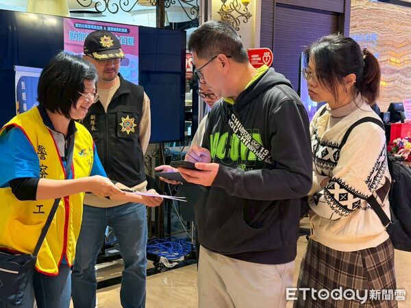 ▲▼台中警方趁營造公司尾牙，前往宣導反詐騙。（圖／警方提供，下同）