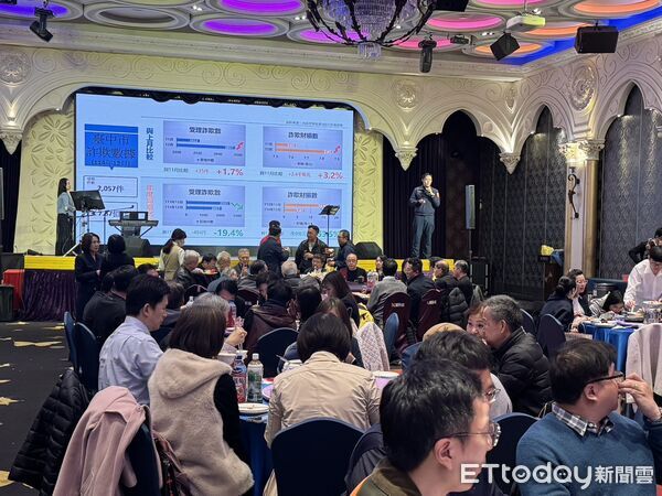 ▲▼台中警方趁營造公司尾牙，前往宣導反詐騙。（圖／警方提供，下同）