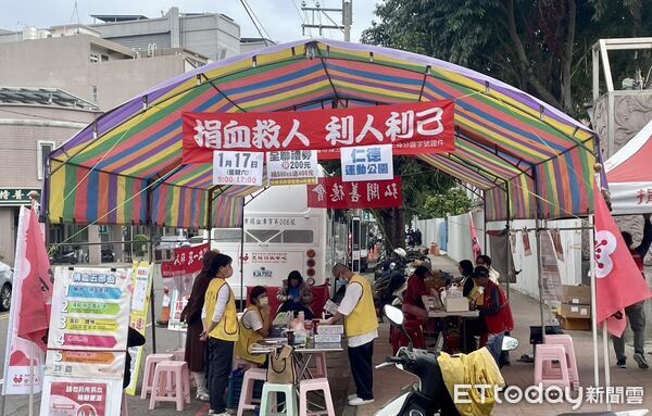 ▲南市消防局第五大隊仁德分隊攜手弘開善德會舉辦捐血活動，消防同仁與民眾挽袖捐血挺生命。（記者林東良翻攝，下同）