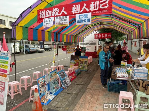 ▲南市消防局第五大隊仁德分隊攜手弘開善德會舉辦捐血活動，消防同仁與民眾挽袖捐血挺生命。（記者林東良翻攝，下同）