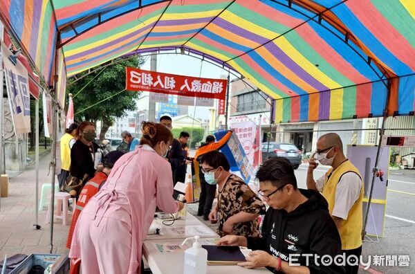 ▲南市消防局第五大隊仁德分隊攜手弘開善德會舉辦捐血活動，消防同仁與民眾挽袖捐血挺生命。（記者林東良翻攝，下同）