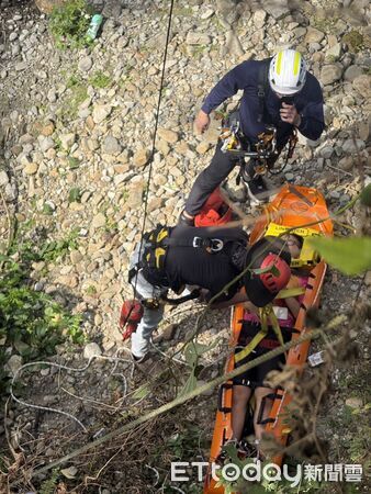 ▲▼        魚池鄉少年騎單車摔落12公尺橋下 消防員吊掛送醫     。（圖／記者高堂堯翻攝）