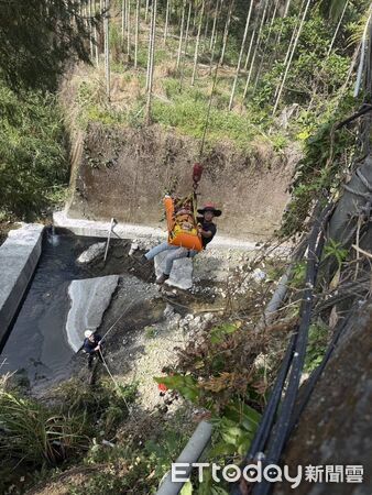 ▲▼        魚池鄉少年騎單車摔落12公尺橋下 消防員吊掛送醫     。（圖／記者高堂堯翻攝）