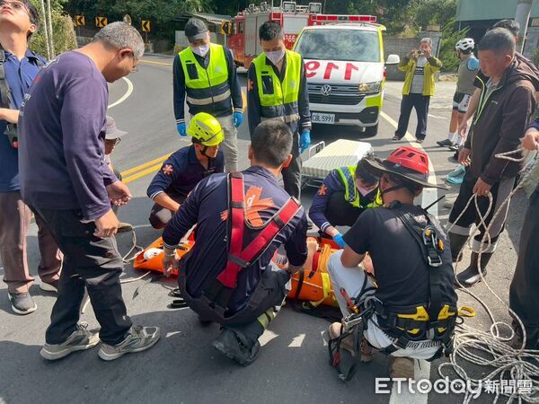 ▲▼ 魚池鄉少年騎單車摔落12公尺橋下 消防員吊掛送醫 。（圖／記者高堂堯翻攝）