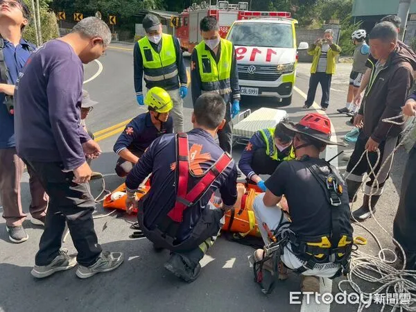 ▲▼ 魚池鄉少年騎單車摔落12公尺橋下 消防員吊掛送醫 。（圖／記者高堂堯翻攝）