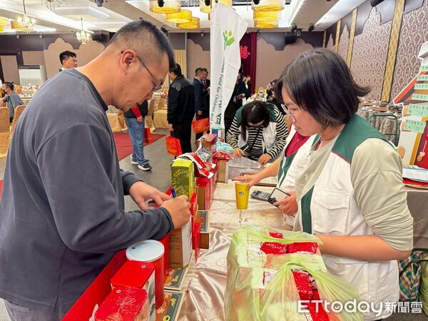 ▲南投縣松嶺鬥茶協會連續26年捐贈愛心茶葉，供家扶中心義賣助弱。（圖／南投家扶中心提供，下同）