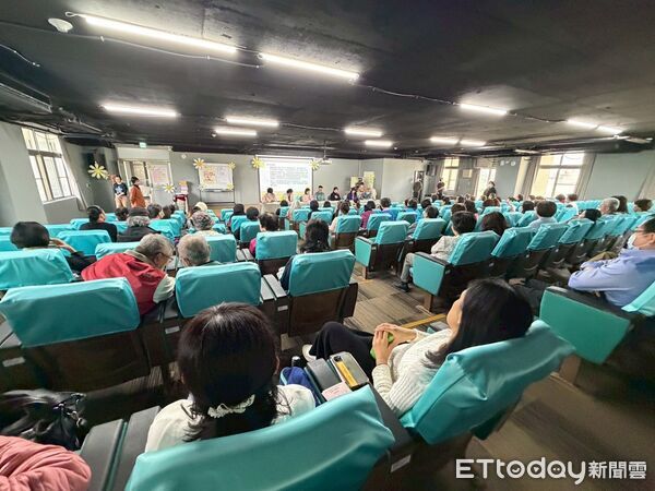 ▲台南市家庭教育中心於關子嶺富野溫泉會館舉辦2026年度志工授證大會，表揚績優志工並頒發聘書。（記者林東良翻攝，下同）