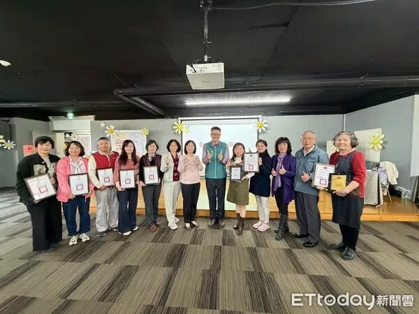 ▲台南市家庭教育中心於關子嶺富野溫泉會館舉辦2026年度志工授證大會，表揚績優志工並頒發聘書。（記者林東良翻攝，下同）