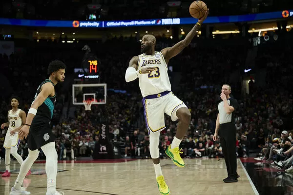 ▲洛杉磯湖人詹姆斯（LeBron James）獨力帶隊，他也繳出20分「準大三元」成績，但球隊仍以16之差落敗。（圖／路透）