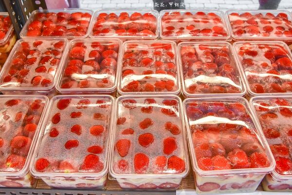 ▲▼排隊預訂才吃得到人氣草莓大福。（圖／部落客周花花提供）