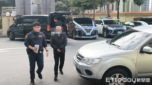 ▲▼   媽媽載女兒碰撞大貨車　重傷搶救不治   板橋殯儀館相驗     。（圖／記者陳以昇攝）