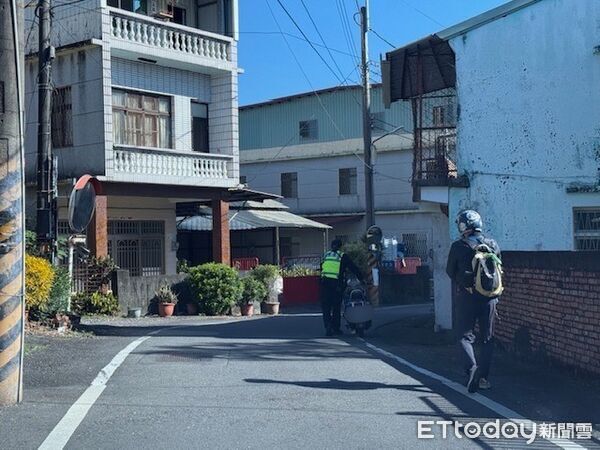 ▲內埔警方幫陳男牽車返家。（圖／記者陳崑福翻攝）