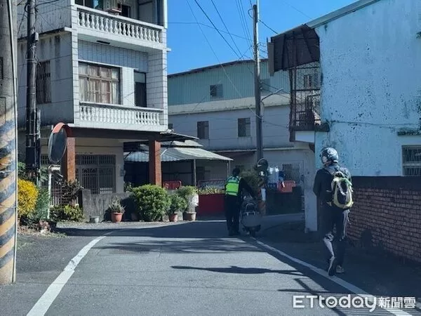 ▲內埔警方幫陳男牽車返家。（圖／記者陳崑福翻攝）