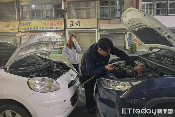 ▲潮州警方幫章女啟動汽車。（圖／記者陳崑福翻攝）